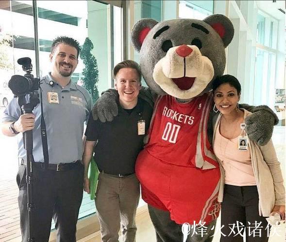 杜兰特与大学时期女生重逢 KD妈妈合影引热议 网友：在一起吧